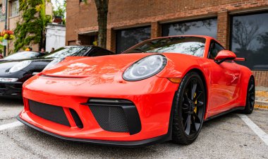 Chicago, Illinois - 29 Eylül 2024: 2018 Porsche 911 GT3. Kırmızı 2018 Porsche 911 GT3 sokağa park edilmiş.