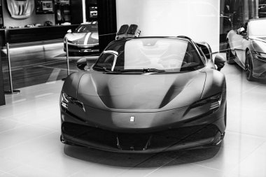 New York City, ABD - 09 Ağustos 2023: Ferrari SF90 Stradale Supercar spor arabası sergi salonunda, ön manzara.