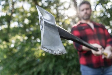 Acımasız oduncu. Oduncu tarzı. Balta bıçaklı bir oduncu. Balta adamın elinde odun kesiyor. Odun kesiyorum. Keskin bıçak. Vahşilik ve erkeklik. Seçici odaklı baltalı oduncu.