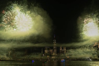 New York Manhattan havai fişekleri arifesinde. Manhattan 'da havai fişekler. New York 4 Temmuz Havai fişekleri. Flashing Fireworks ile New York City Skyline Manhattan. Bağımsızlık Günü