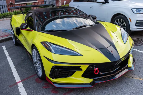 New York City, ABD - 20 Mayıs 2024: 2022 Chevrolet Corvette spor arabası. Chevy spor arabası, siyah ve sarı. Chevrolet Corvette 'in spor arabası dışarıda park edilmiş. Chevrolet Corvette, açılı görüş..