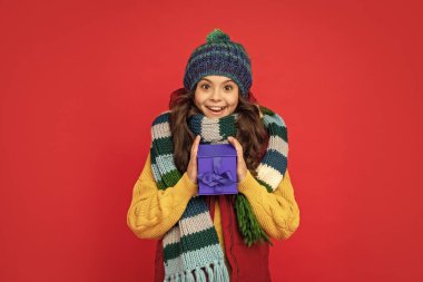 Kutusu olan genç bir kız. Boks günü. Hediyeler ve hediyeler. Satın alınmış alışveriş çocuğu. İkramiyeli çocuk. Doğum günün kutlu olsun. Kara Cuma indirimi. Mevsimlik Noel satışları.