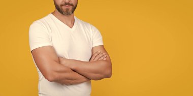 Sarı arka planda izole edilmiş günlük gömlekli beyaz sakallı adam. Stüdyoda sıradan bir adam. Beyaz gömlek giyen beyaz bir adamın fotoğrafı. Sıradan giyinen adam..