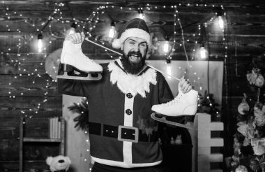 Kar yağışı ve don. Noel Baba artistik patenler tutuyor. Bir çift patenli sakallı adam. Patenci Noel hediyesi. Kış eğlencesi Noel tatili. Kış sporları. Kış tatili için en iyi fikirler. Etkin ol.