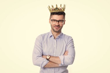 Taç giyen kendine güvenen iş adamı beyaz arka planda izole edilmiş. Kendine güvenen bir iş adamına ödül. Kendine güvenen iş adamı iş hayatında başarılı olmak için taç giyer. Kendine güvenen iş adamının stüdyo çekimi