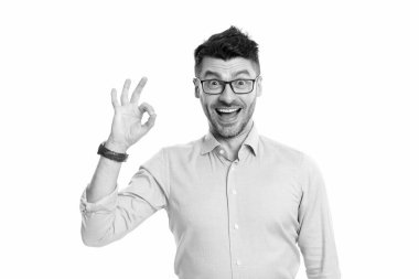 Stüdyoda CEO 'ya sürpriz oldu. Tamam, CEO 'nun jesti. Gözlüklü yetişkin bir adam iyi bir jest yapıyor. CEO adam gösterimi beyaz arkaplanda izole edildi.