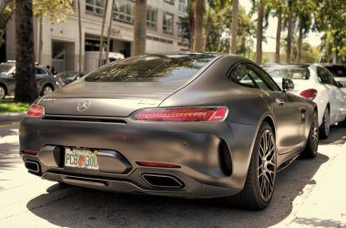 Miami Beach, Florida USA - 15 Nisan 2021: mat Mercedes Benz V8 biturbo, arka köşe açısı alçak açı.