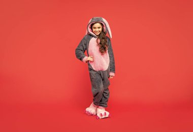 Rahat bir pijama ya da bornoz. Genç kız kendini rahat hissediyor. çocukluk mutluluğu. Günaydın. Çocuk yumuşak bir gece elbisesi giyiyor. Tam boy. Rahat bir uyku giysisi içinde oldukça mutlu bir çocuk. Tatlı rüyalar..