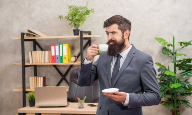 Kafası karışmış iş adamı ofiste fotokopi odasıyla kahve içiyor, profesyonel..