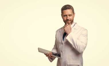 Tablet tıbbi kaydı olan beyaz önlüklü doktor beyaz arka planda izole edilmiş. Tıbbi kayıtlar. Tıbbi kaydı olan bir tıp çalışanı. Boşluğu kopyala.