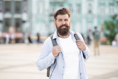 Kafası karışmış sakallı adam dışarıda. Sakallı adamın portresi. Vahşi, sıradan adam..