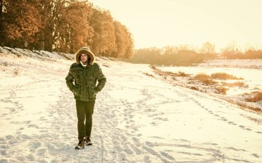 Tatillerde kışlık ceketli bir adam. Adam kışlık ceket giyiyor. Kışlık ceketli, dışarıda fotokopi alanı olan bir adam. Kışlık ceketli şık bir adam..