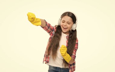 Çılgın ev hanımı ev idaresi yaparken eğleniyor. Temizlik yaparken müzik dinlemek. Küçük ev halkı eğleniyor. Ev temizliğine hazırım. Müzik listesi motive edici. Küçük kız ev işleri ve ev işleri yapıyor..