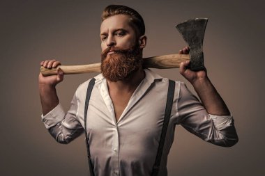 Baltası gri renkte olan sakallı bir adamın erkekliği. Sakallı ve bıyıklı, beyaz, vahşi bir adam. Erkeksi enerji. Retro tarzı. Yakışıklı ve karizmatik. Erkeksi adam. Yaratıcı kuaförlük.