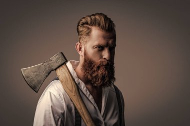 Bıyıklı, Kafkas bir hippi. Sakallı adam gri yolda izole edilmiş. Sakallı adam, baltayı tut. Saç ve sakal bakımı. Yakışıklı, sakallı, vahşi adam. Sakal şekillendirme. Klasik moda..