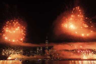 New York Manhattan havai fişekleri arifesinde. Manhattan 'da havai fişekler. New York 4 Temmuz Havai fişekleri. Flashing Fireworks ile New York City Skyline Manhattan. Bağımsızlık Günü