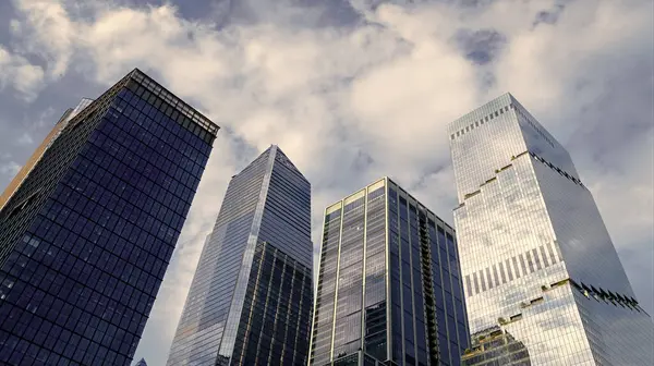 Şehir merkezinde gökdelen manzaralı. Bakış açısı. Gökdelen mimarisi. Camsı yüzlü bir gökdelen. Modern şehir perspektifi. Metropolis City 'deki gökdelen. Parlak tasarım.