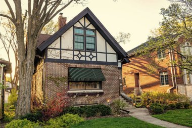 Mimarlık konsepti. Banliyöde bir ev. Açık havada bir ev. Mahalledeki banliyö evi. Banliyö ev mimarisi. Modern varoş yazlığı. mortgage.