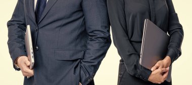Yeni bir iş projesinde işbirliği yapıyorum. Beyazlar üzerinde izole iş adamları. Ofiste toplantı yaparken iş adamları birlikte. İş projesinde çalışan iş adamları. Çalışmaya hazır.