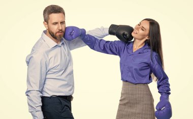 Meslektaşlar arasında tartışma. İş çatışması. Beyazlara izole edilmiş boks eldivenli iş adamları. İki iş adamı iş anlaşmazlığını çözüyor. İş ofisinde tartışıyorlar. İş riski.