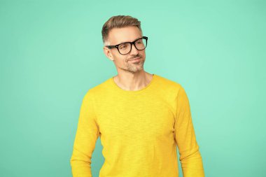 Görmekte zorlanıyorum. Mavi üzerine izole edilmiş bir adam için göz giysisi. Gözlükle iyi görünüyorsun. Gözlüklü adam. Görüş keskinliği ve görme yeteneği. Vizyon görüşü düzeltmesi. Gözlüklü adam iyi görünüyor. Optimal görme.