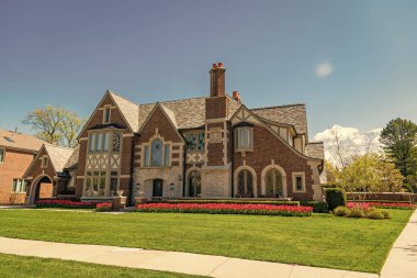 Modern banliyö evi. Açık alanda bir apartman. Mahalledeki banliyö yazlık evi. Banliyö yazlık evi. Banliyö kır evi mimarisi. Kasaba evi.
