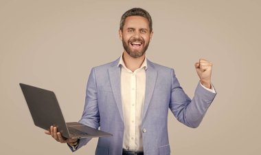 Çevrimiçi çalışan serbest çalışan biri. Serbest blog yazarı. Uzaktan kumanda serbest çalışıyor. İş adamı, ofis elbisesi içinde dinleniyor. İş başarısı. Bilgisayarda iş adamı iletişimi. Başarılı ve kendinden emin.