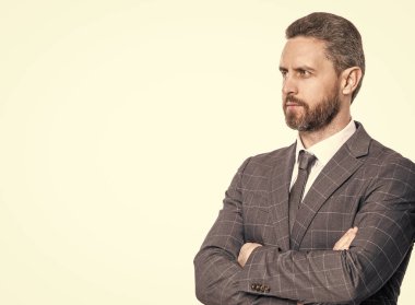 İspanyol işadamı. İş adamı portresi. Başarılı bir iş. Girişimcinin başarısı. Ofis müdürü. İşadamı beyazdan izole edilmiş. Takım elbiseli iş adamı..