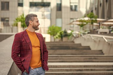 Dışarıdaki erkek giyim bölümünde fotokopi odası var. Ceketli bir adamın fotoğrafı. Açık havada erkek giyim bölümünde bir adam. Sokaktaki erkek giyim mağazası..