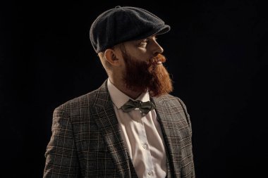 Sakallı beyefendi. Tarz sahibi bir İngiliz. Retro adam siyahta izole edildi. İngiliz adam. Şık bir smokin. Retro giysili adam. Erkek modası. Bıyıklı kaba bir beyefendi. Sakallı bir gangster..