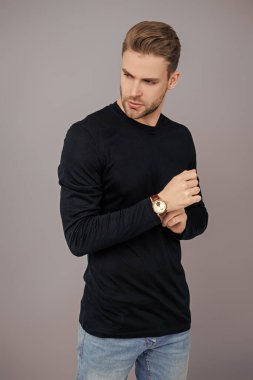 Erkekler için moda aksesuarı. Erkek moda aksesuarı. Eli kollu bir adam. Kol saatini gösteren bir adam. Zaman dakikliği. Lüks kol saati olan adamlar. Millennial yakışıklı adam kol saatini gösteriyor. Erkek giyim.