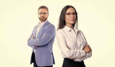 İş adamı ve kadın iş projesinde çalışıyor. Beyazlar üzerinde izole edilmiş işbirliği yapıyorlar..