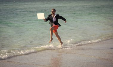 İş adamı menajeri plaj molasının tadını çıkarıyor. Müdür iş adamı için dinlenme zamanı. İşadamı için geri çekiliyoruz. Yönetici iş adamının yaz tatili. Yaz seyahati.