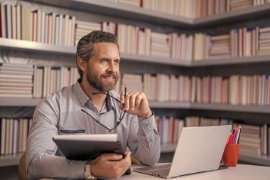 Esaslı bir kavram. İnsanoğlu için çevrimiçi webinar eğitimi. Webinar kursu çevrimiçi. Adam internette ders çalışıyor. Bin yıllık insan için eğitim. İş yerinde insan giysisi. Görüntüler konferansta. çevrimiçi tartışma.