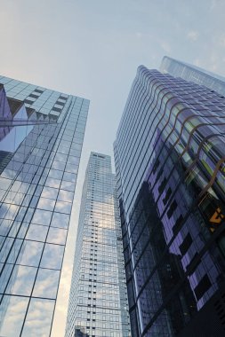 Gökdelen mimarisi. Camlı bir gökdelen. Modern cam bina. Metropolis City 'deki gökdelen. Şehir merkezindeki gökdelen. İş bölgesindeki ofis binası. Mimari mucize..