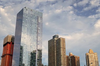 Metropolis City 'deki gökdelen. Şehir merkezi perspektifi. Ofis mimarisi. Şehir mimarisi mimarisi. Gökdelen mimari şehir manzarası. Modern şehir binası. Skyline görünümü.