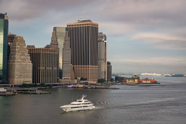 Mimariyle birlikte ufuk çizgisi. Cityscape Skyline mimarisi. Limanlı şehir mimarisi manzarası. New York şehir limanı. Metropolis City 'deki şehir manzarası. Şehir merkezinin silüeti. ABD 'de hayat.