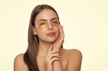 Kadının gözlerinin altında kolajen bantları olan taze ve sağlıklı bir cildi var. Yüz bakımı. Göz bandı takan bir kadın. Spa bakımı. Göz bandı. Göz altlarında kolajen pedleri olan güzel kadın yüzü. Göz maskeleri altında.