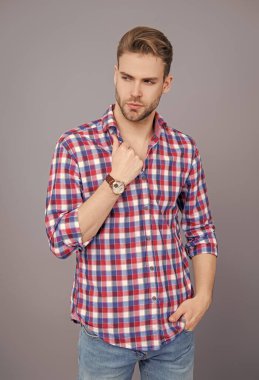 Eli kollu bir adam. Kol saatini gösteren bir adam. Zaman dakikliği. Lüks kol saati olan adamlar. Millennial yakışıklı adam kol saatini gösteriyor. Erkekler için moda aksesuarı. Erkek moda aksesuarı. Moda modeli.