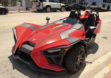 Miami Beach, Florida USA - 14 Nisan 2021: Kırmızı polaris sapanı, ön köşe manzaralı. Üç tekerlekli motosiklet..