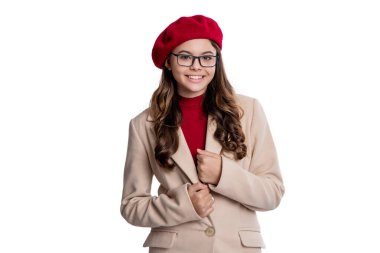 Sonbahar moda kızı beyazdan soyutlanmış. Moda ve şık bir kız gülümsüyor. Gençler için sonbahar moda tarzı. Sonbahar tarzı kıyafetler. Sonbahar modası. Sonbahar tarzında bir kız. Genç kız gözlük takıyor. Samimi görün..