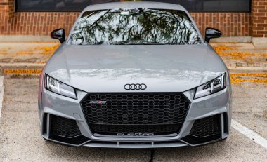 Chicago, Illinois - 29 Eylül 2024: 2018 Audi TTRS gri rengi sokağa park edildi. Audi, Alman spor arabasıdır.