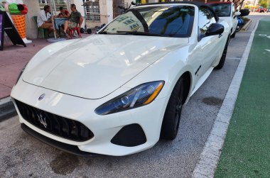 Miami Beach, Florida USA - 6 Haziran 2024: 2018 Maserati GranTurismo White Miami plajında. Maserati GranTurismo okyanus yolculuğunda..
