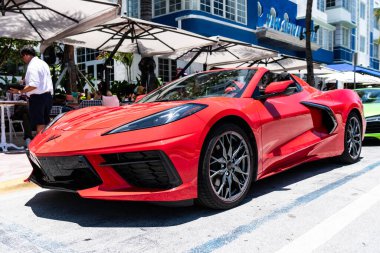 Miami Beach, Florida USA - 9 Haziran 2024: Chevy Corvette C8 3LT Ocean Drive Miami Beach. kırmızı Chevy Corvette 3LT.