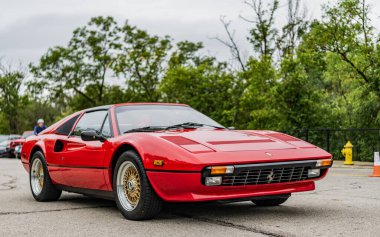 Chicago, Illinois - 29 Eylül 2024: 1980 Ferrari 308 GTSi. Kırmızı 1980 Ferrari 308 GTSi yolda