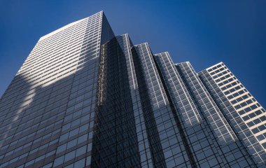 Gökdelen mimarisi. Camsı yüzlü bir gökdelen. Modern şehir perspektifi. Metropolis City 'de bir gökdelen. Şehir merkezinde gökdelen manzaralı bir şehir. perspektif görünümü.