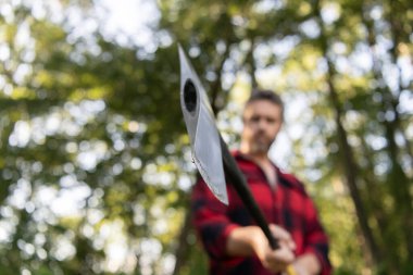 Vahşilik ve erkeklik. Baltalı oduncu seçici odaklı. Acımasız oduncu. Oduncu tarzı. Baltalı bir adam. Balta adamın elinde odun kesiyor. Odun kesiyorum. Keskin bıçak.