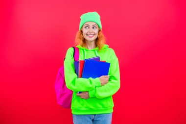 Pembe üzerine izole kadın. 1 Eylül. Bilgi ve eğitim. Okul eğitimi. Öğrenci hayatı. Üniversitedeki kadın öğrenci. Okula dönelim. Bilgi toplama günü. Üniversitede eğitim. Sınıf projesi.