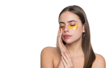 Göz altı güzelliği olan genç bir kadın portresi beyaz üzerinde izole edilmiş..