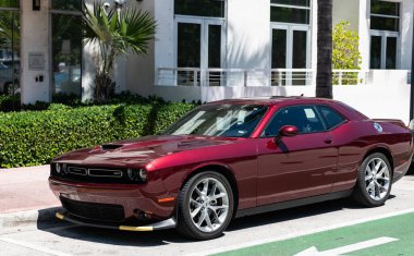 Miami Beach, Florida USA - 9 Haziran 2024 Dodge Challenger GT Miami Beach 'te. Dodge Challenger GT klasik Amerikan arabası. Kiraz kırmızısı Dodge Challenger GT